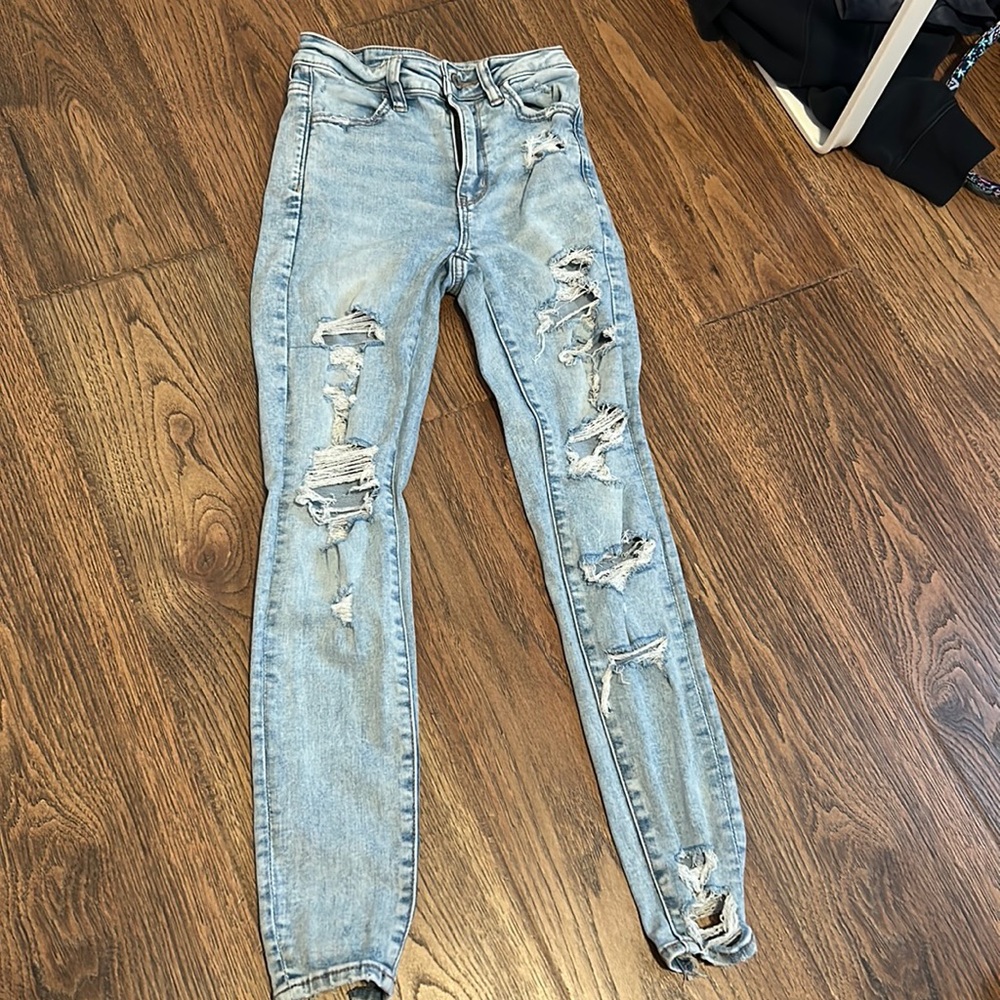 Light wash ripped American Eagle skinny jeans size 00 short